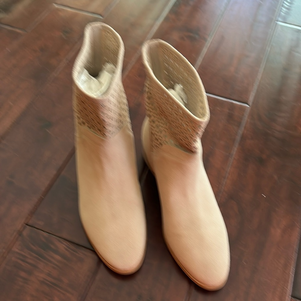 Michael Kors Sunny Suede Laser Cut Ankle Booties Size 9.